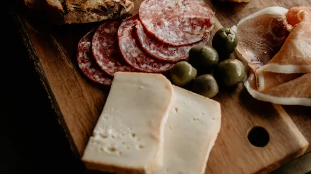 pizza margherita con bordi alti e basilico, servita su un piatto